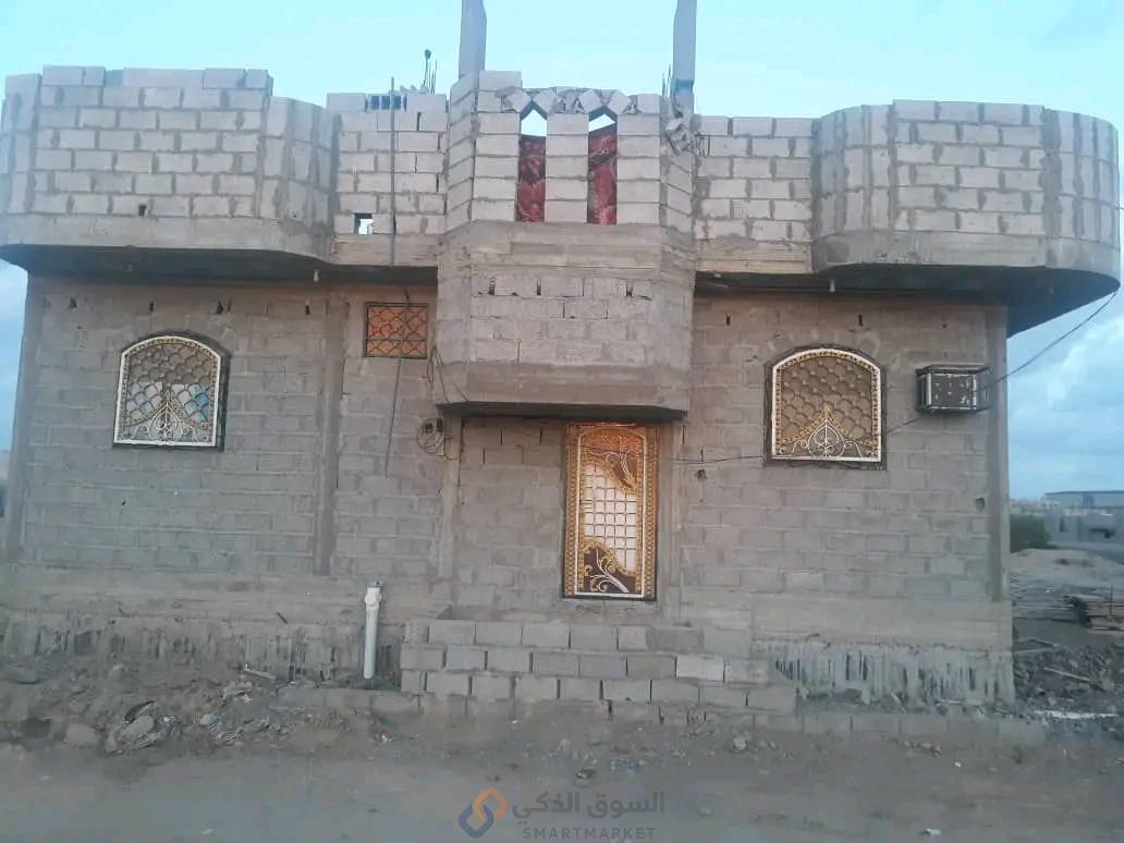 مكون من اربع غرف مع المجلس، وحمامين ومطبخ وصاله في صبر